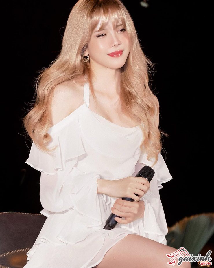 ảnh bikini của thiều bảo trâm