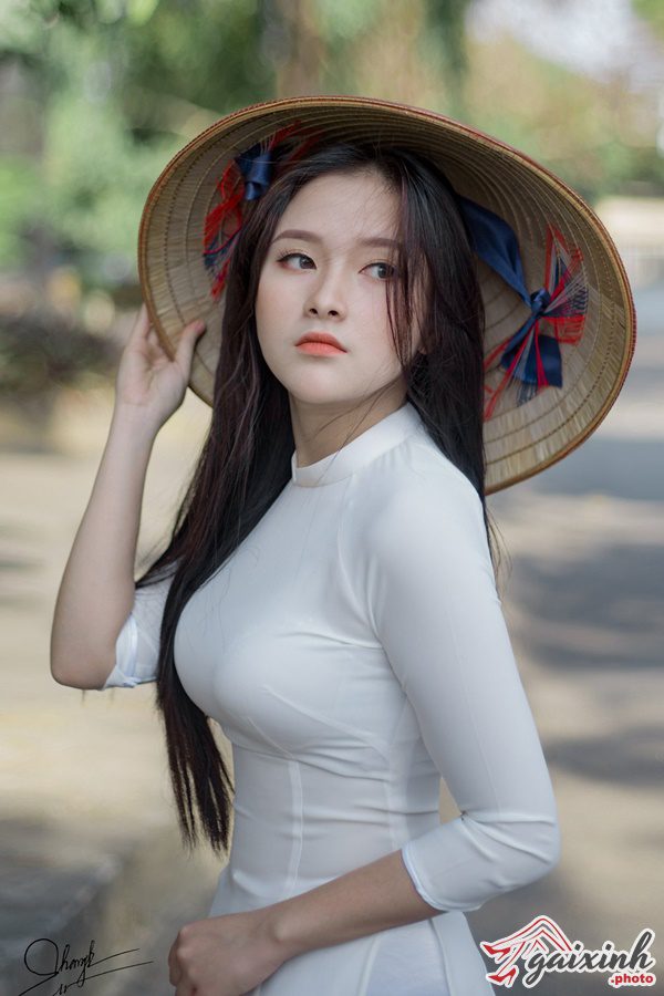 Người Con Gái Đẹp Mặc Chiếc Áo Dài ảnh cô gái mặc áo dài đẹp