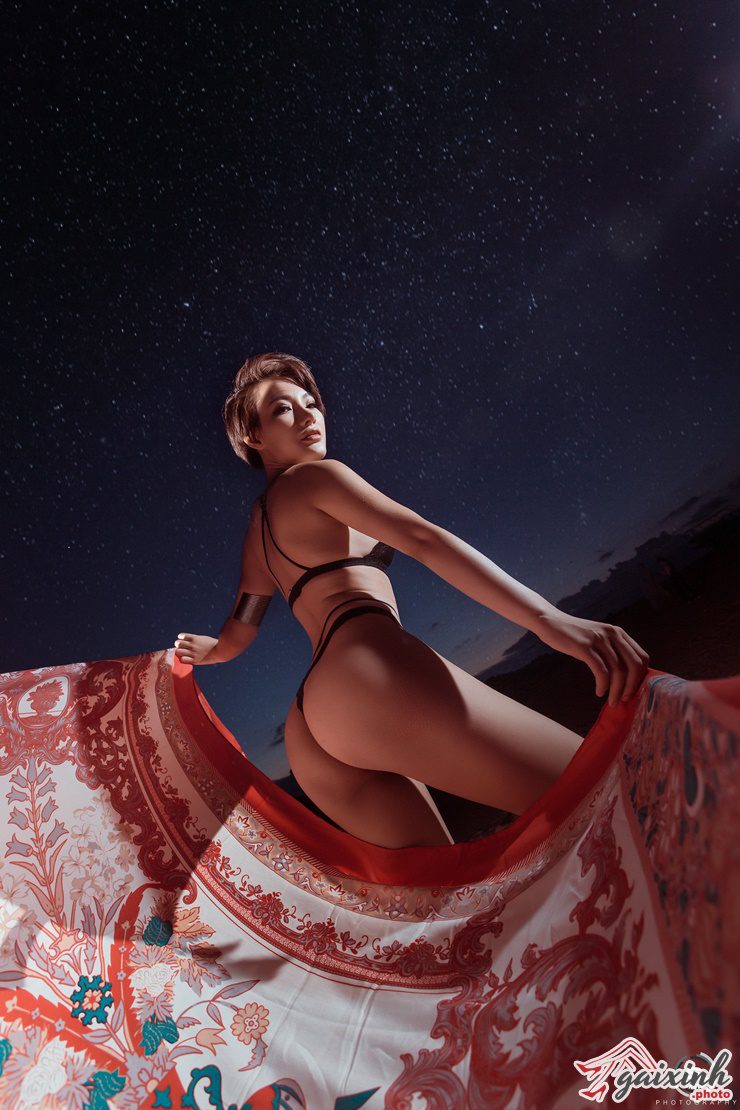 Gái Mặc Áo 2 Dây anh gai mac ao 3 day che mat 09