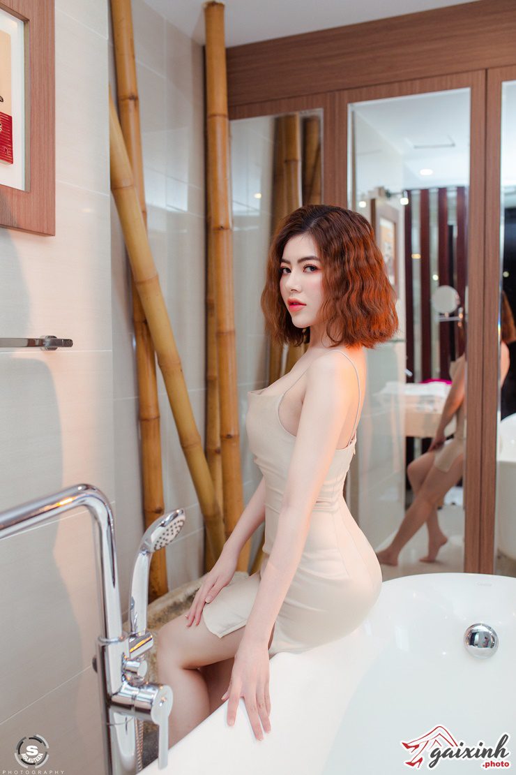 anh gai toc ngan chup truoc guong 03