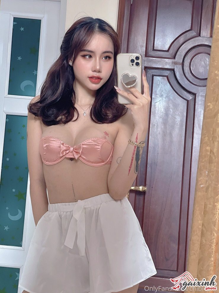 anh gai xinh chup truoc guong che mat dep