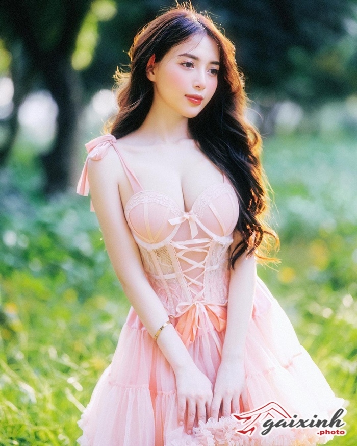 anh gai xinh da trang khoe hang