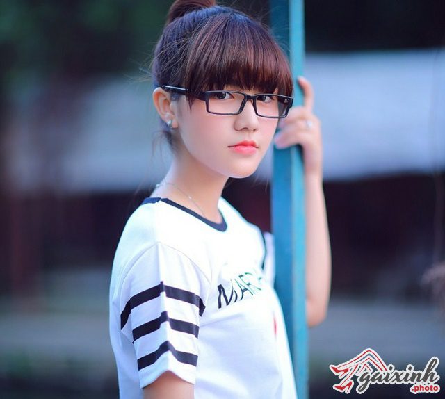 ảnh gái xinh đeo mắt kính