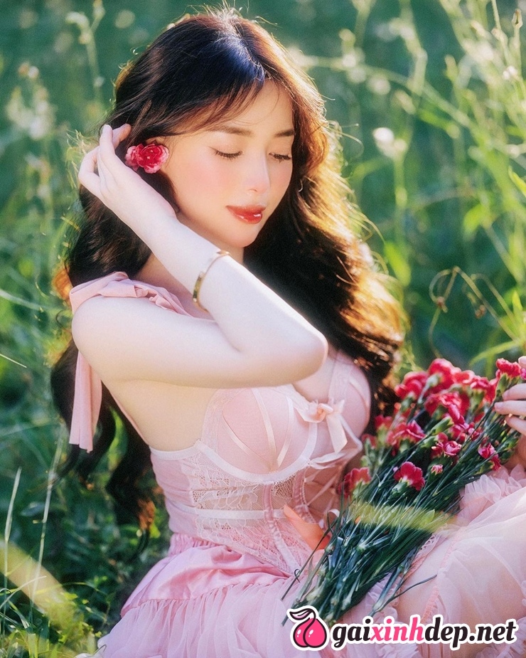 anh gai xinh moi lon khoe nguc