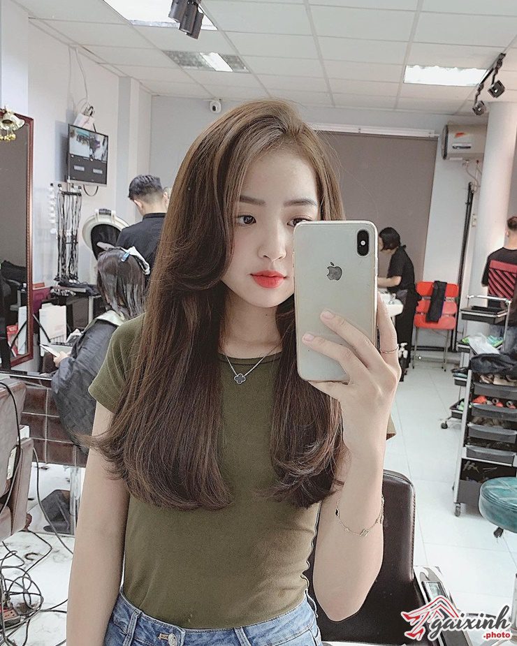 anh gai xinh toc dai chup truoc guong 01