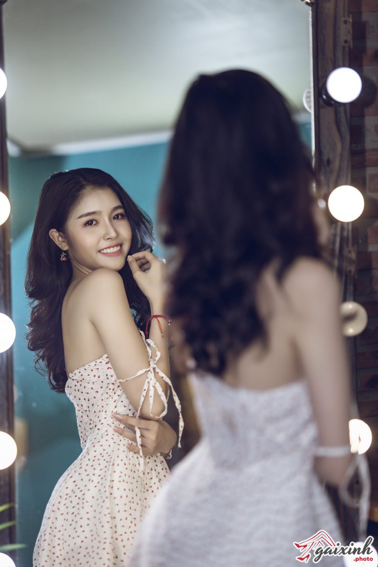 anh gai xinh toc dai chup truoc guong 06