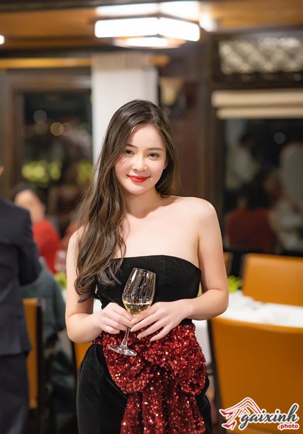 ảnh gái xinh tóc dài đeo kính