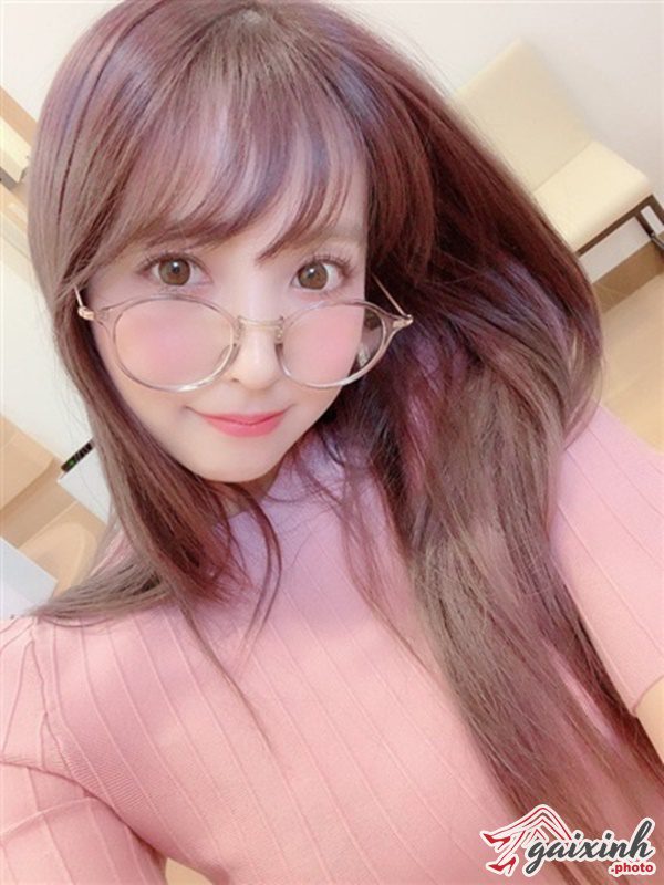 Ảnh Con Gái ảnh gái xinh tóc dài đeo kính che mặt