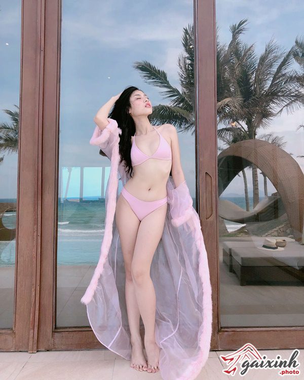 ảnh gái xinh tóc dài đeo kính che mặt