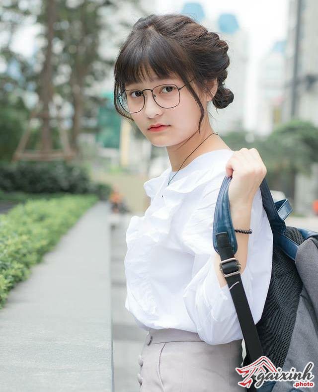 ảnh gái xinh tóc ngắn đeo kính