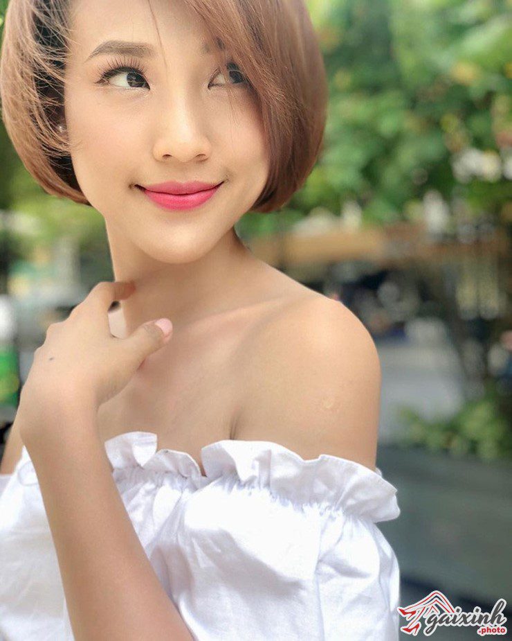 Gái Xinh Mặc Áo Trễ Vai gái xinh tóc ngắn mặc áo trễ vai