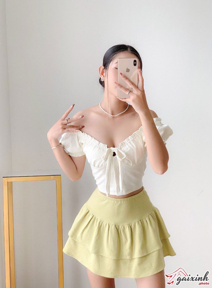 Gái Xinh Mặc Áo Trễ Vai ảnh hở vai che mặt khoe vòng 1