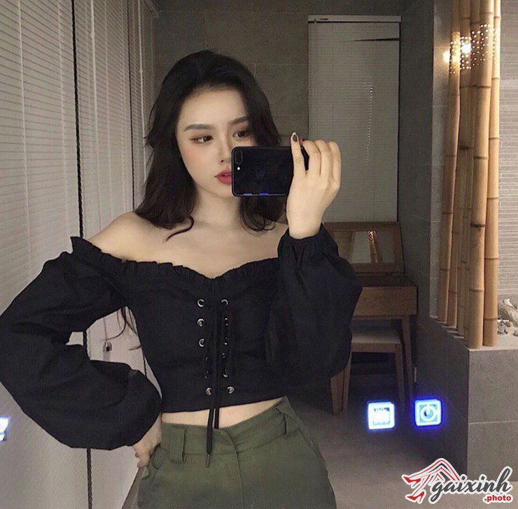 Gái Xinh Mặc Áo Trễ Vai ảnh hở vai che mặt dễ thương