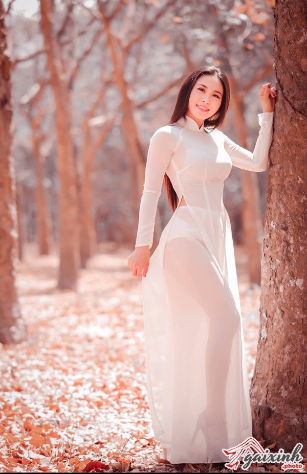 áo dài trắng mỏng khêu gợi