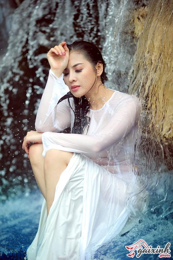 Áo Dài Trắng Ướt Bên Suối áo dài ướt bên suối