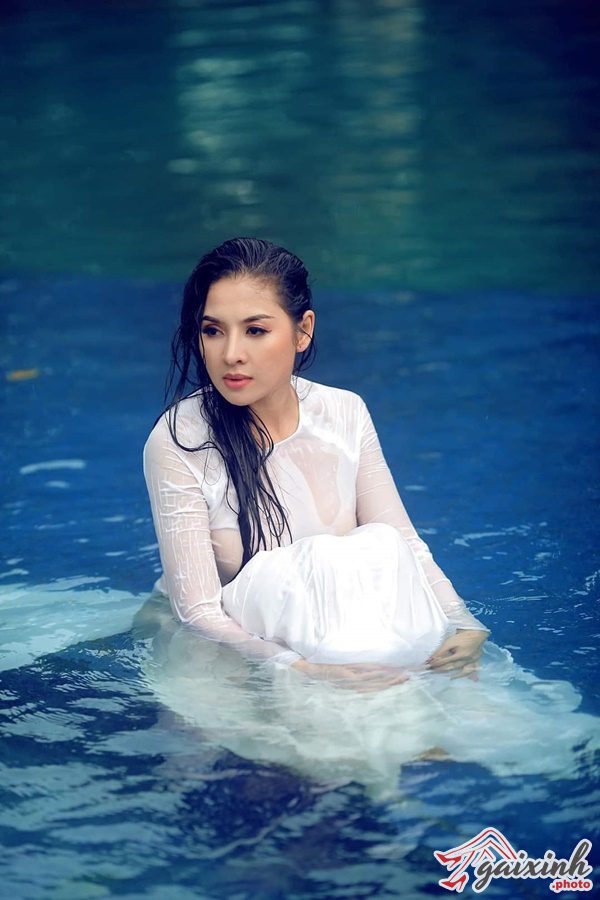 Áo Dài Trắng Ướt Bên Suối áo dài ướt sexy bên suối