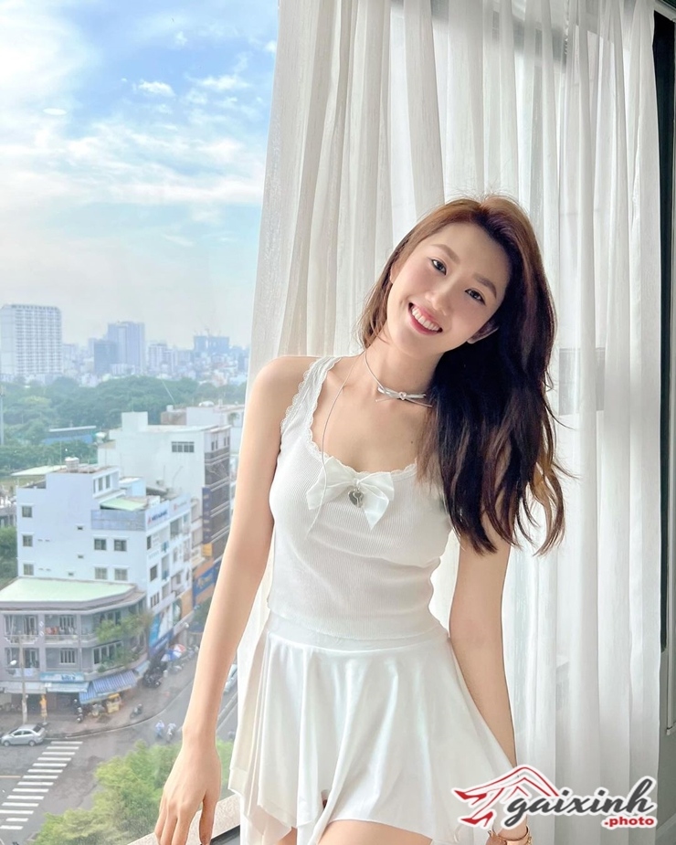 ca si thuy ngan bao nhieu tuoi