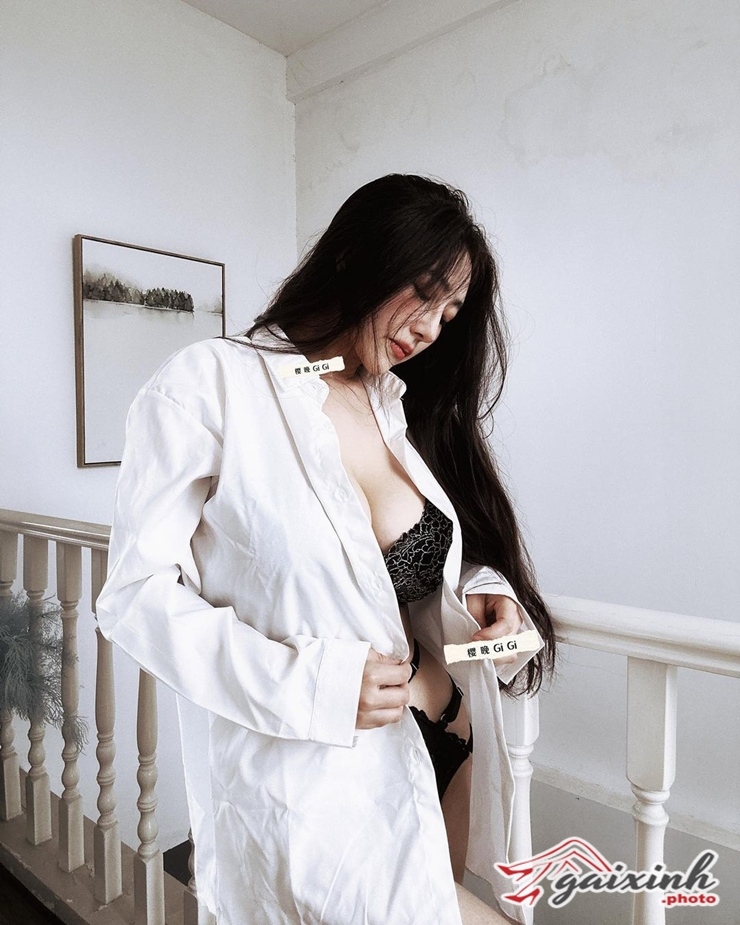 con gai xinh dep coi het quan ao