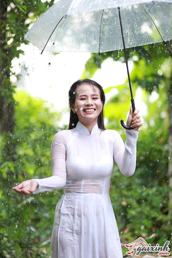Ao Dai Uot Mua đam mê áo dài ướt mưa