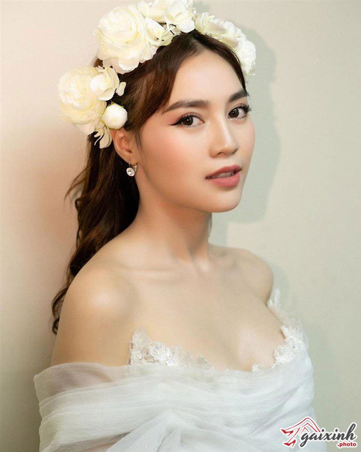 Gái Xinh Mặc Áo Trễ Vai girl xinh tóc dài mặc áo trễ vai dịu dàng