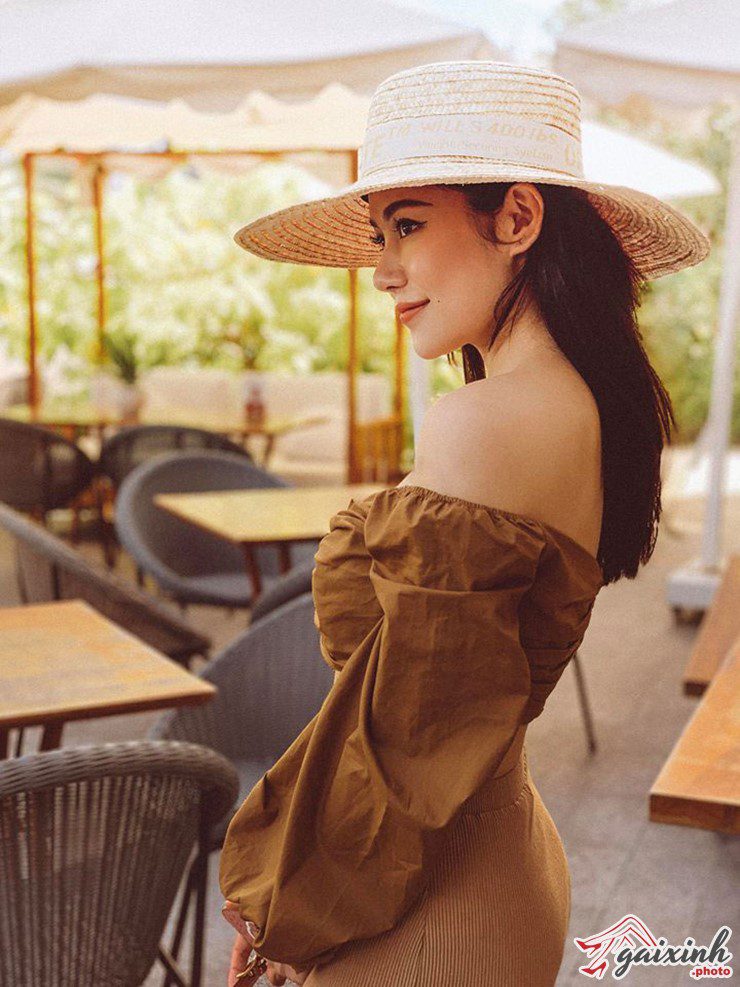 Gái Xinh Mặc Áo Trễ Vai gái đẹp tóc dài mặc áo trễ vai