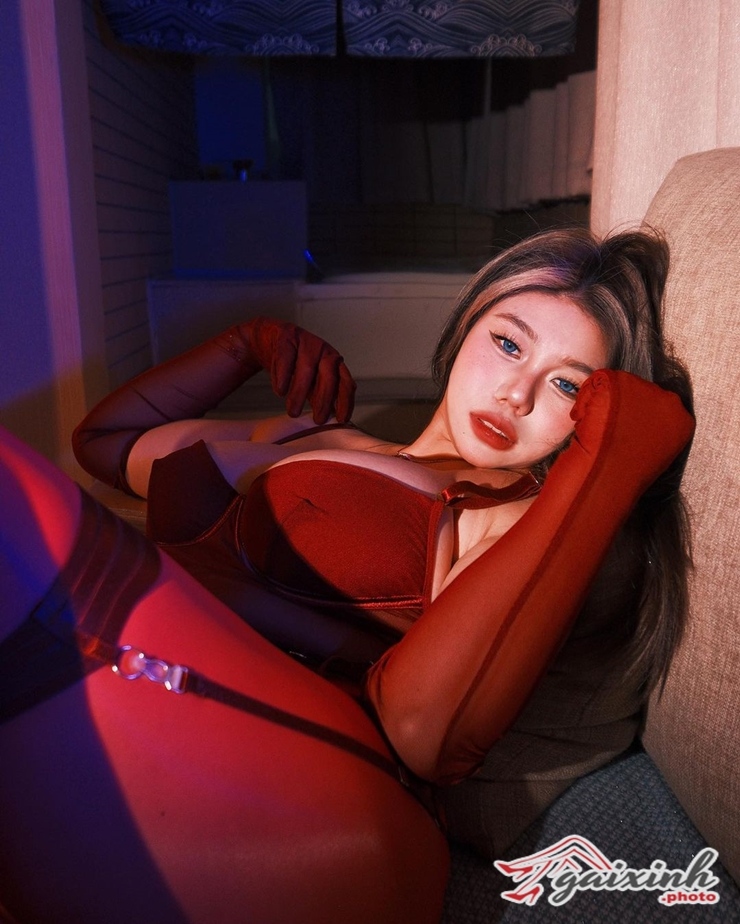 gai xinh coi do trong thang may