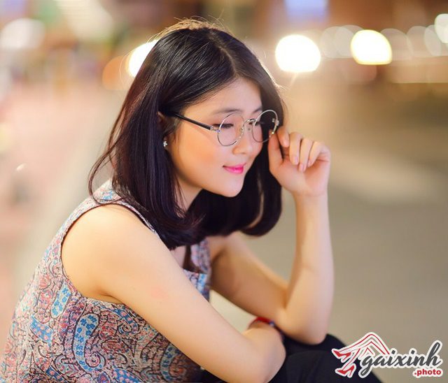 gái xinh đeo kính