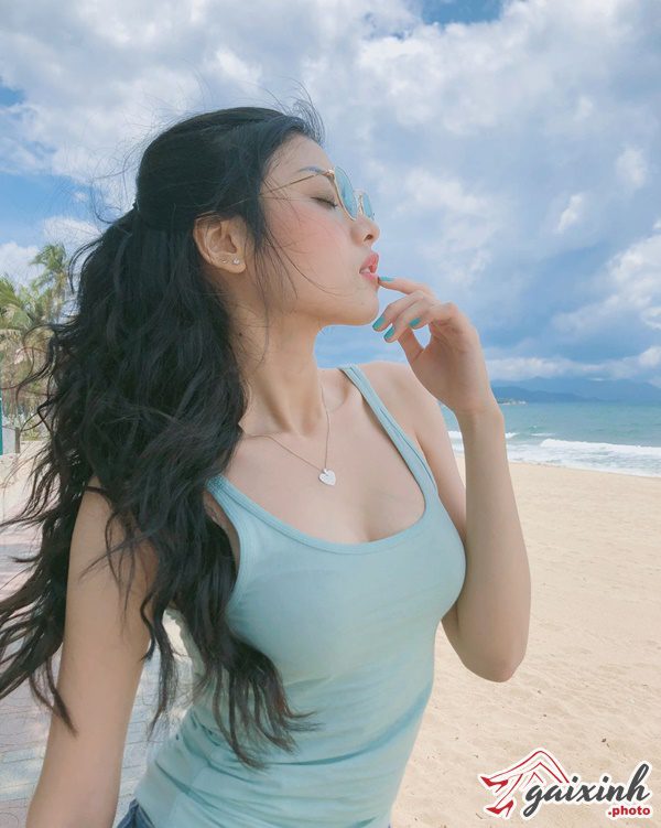 gái xinh đeo kính