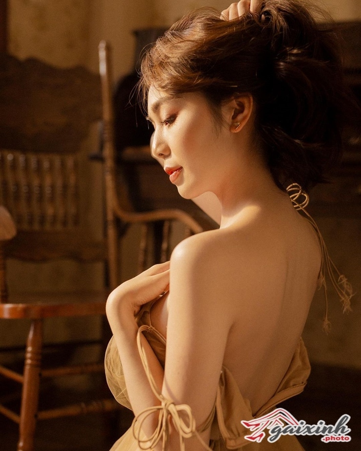 gai xinh dep coi quan ao