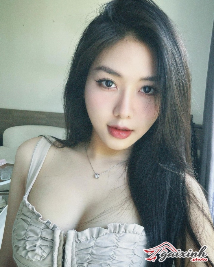 gai xinh ho nguc ko che