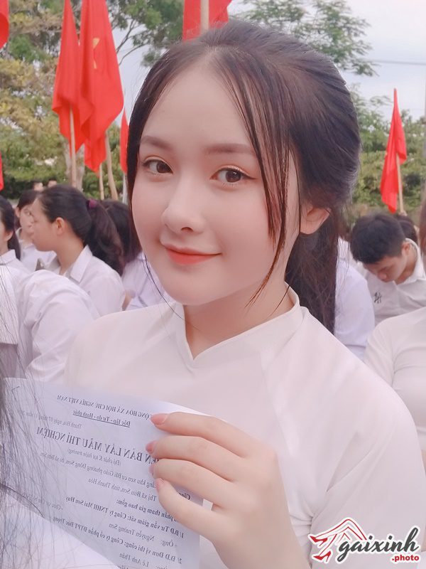 Người Con Gái Đẹp Mặc Chiếc Áo Dài gái đẹp việt nam mặc áo dài