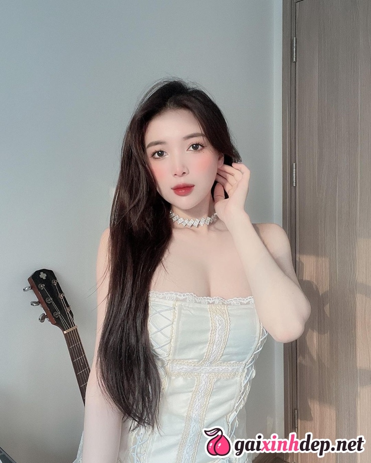 gai xinh moi lon khoe nguc