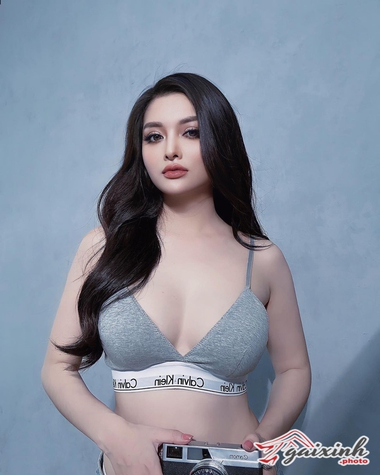 gai xinh show nguc bu