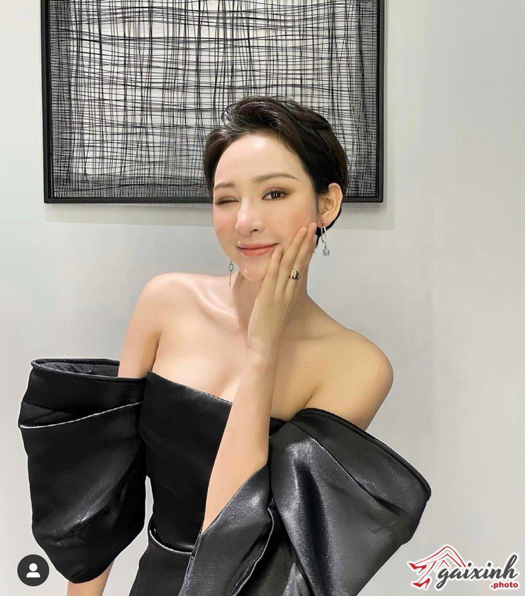 Gái Xinh Mặc Áo Trễ Vai gái xinh tóc ngắn mặc áo trễ vai sexy