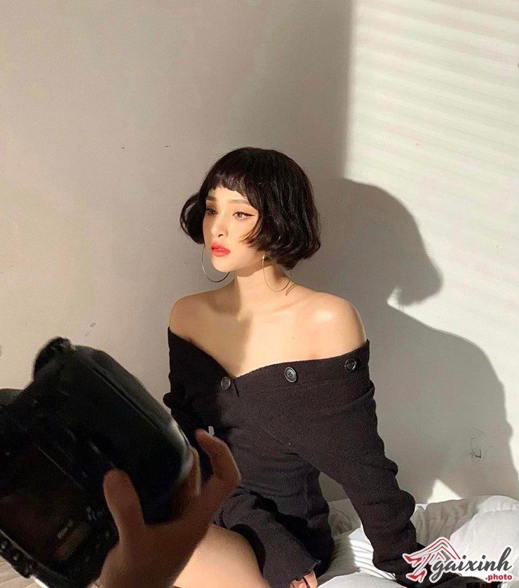 Gái Xinh Mặc Áo Trễ Vai gái xinh tóc ngắn mặc áo trễ vai khoe vòng 1