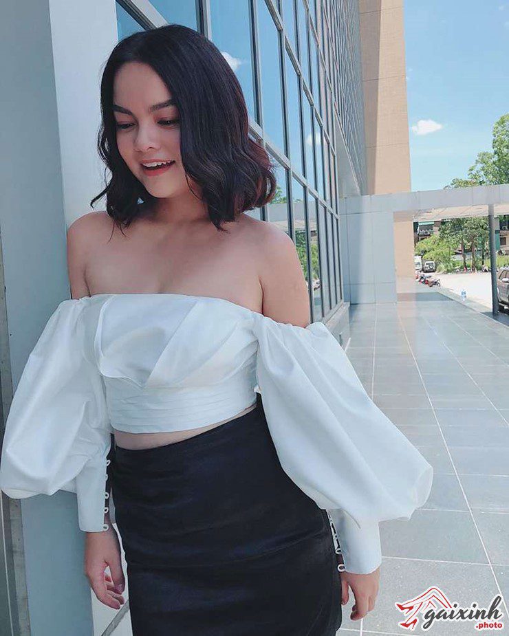 Gái Xinh Mặc Áo Trễ Vai gái xinh tóc ngắn mặc áo trễ vai