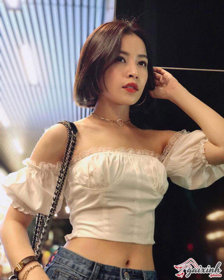 Gái Xinh Mặc Áo Trễ Vai gái xinh tóc ngắn mặc áo trễ vai chất