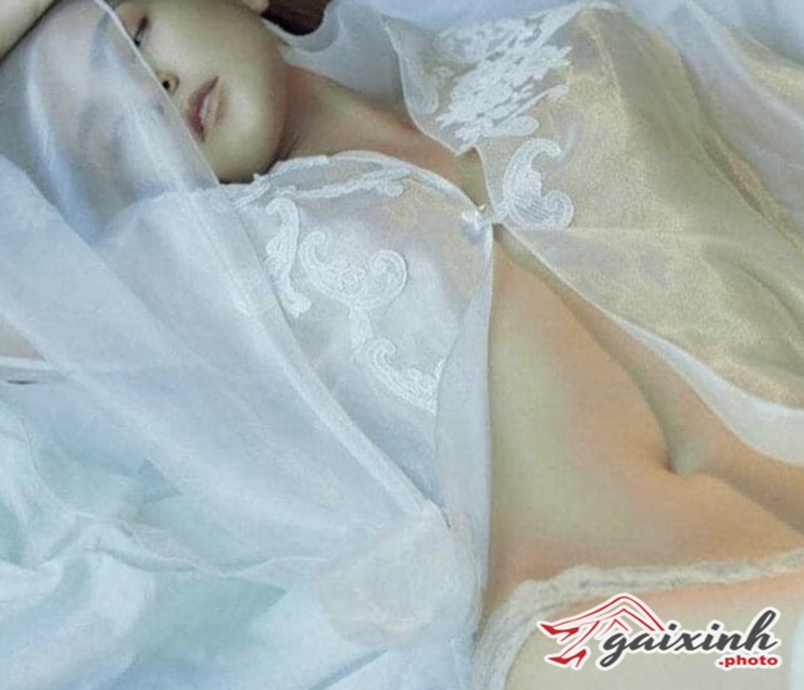 Hải Tú Nude hai tu chup hinh look but khoa than