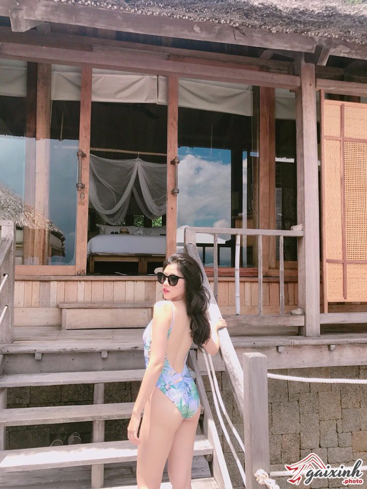 hinh gai xinh deo mat kinh che mat 08