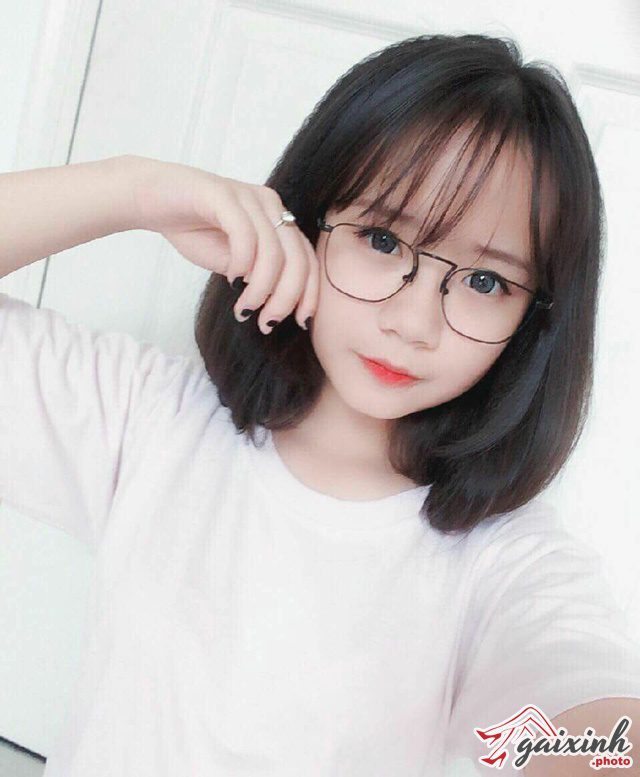 hình gái xinh đeo mắt kính tóc ngắn