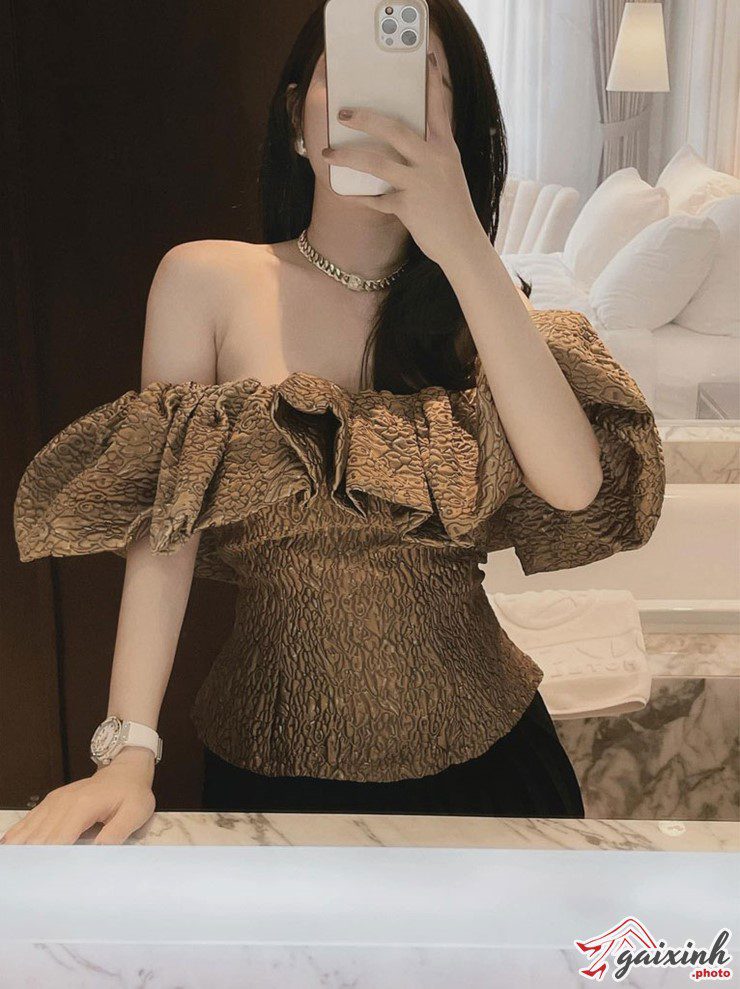 Gái Xinh Mặc Áo Trễ Vai ảnh hở vai che mặt khoe bờ vai