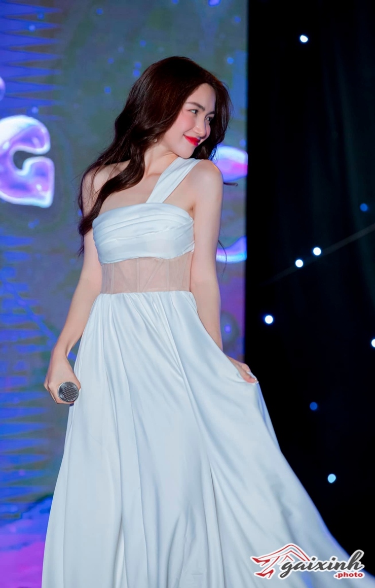 hoa minzy mac bikini