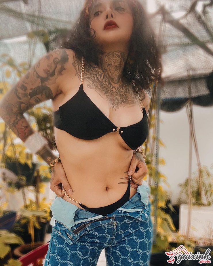 hot girl xăm mình