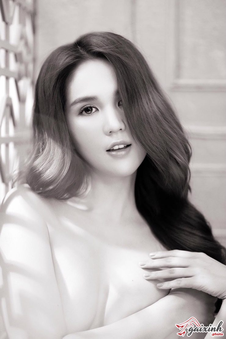 Ngoc-Trinh-Nude-Bg ngoc trinh khoa than 001