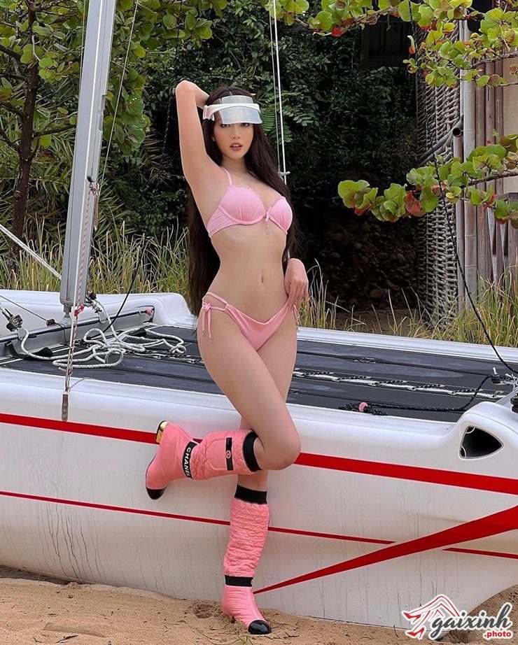 Ngoc-Trinh-Nude-Bg ngọc trinh làm nghề gì