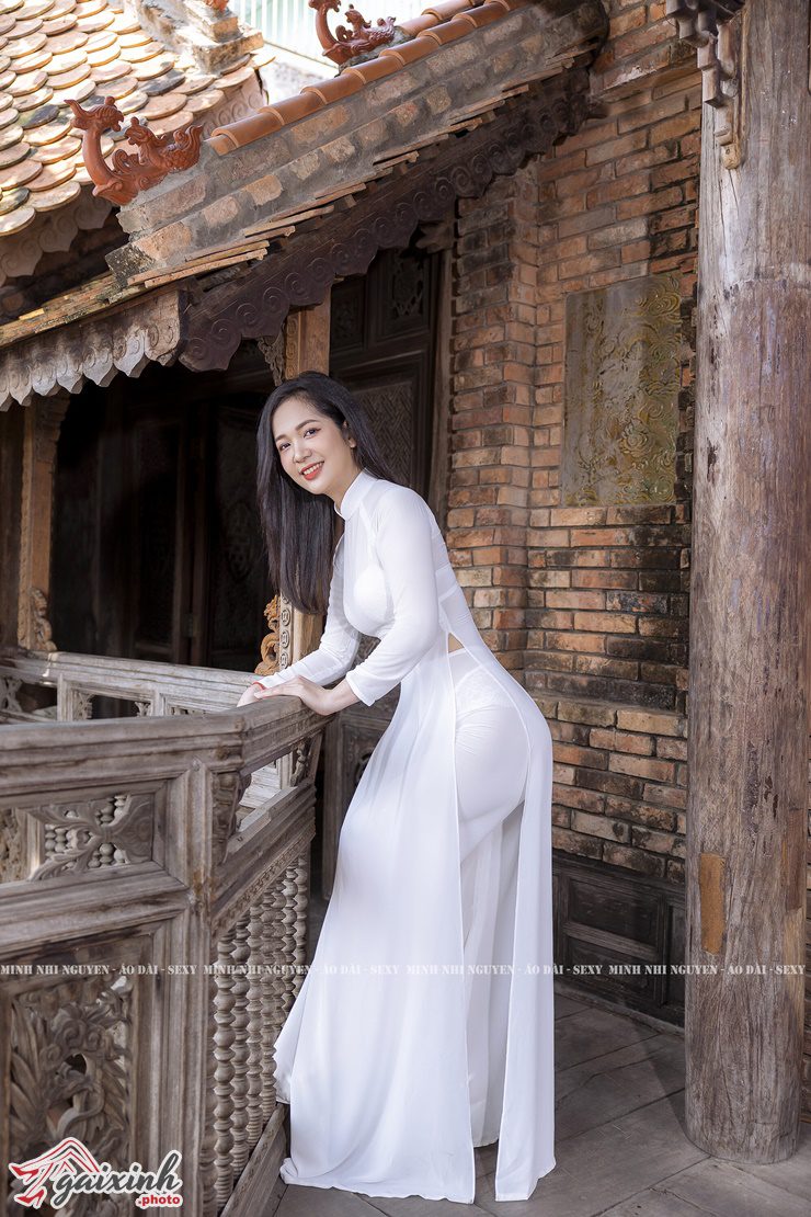 Người Mẫu Áo Dài Siêu Mỏng hình người mẫu áo dài trắng siêu mỏng gợi cảm