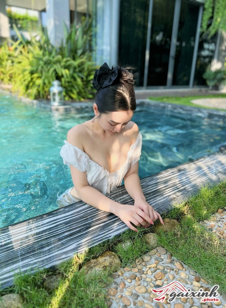 quynh moon mac bikini