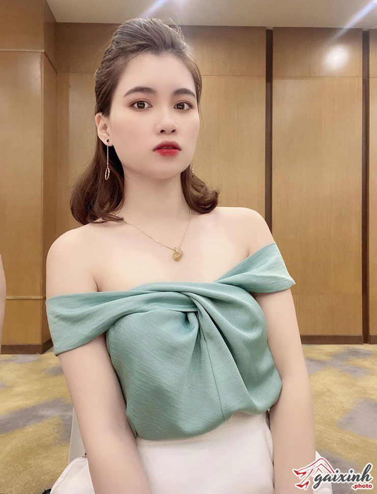 Gái Xinh Mặc Áo Trễ Vai gái xinh vai rộng