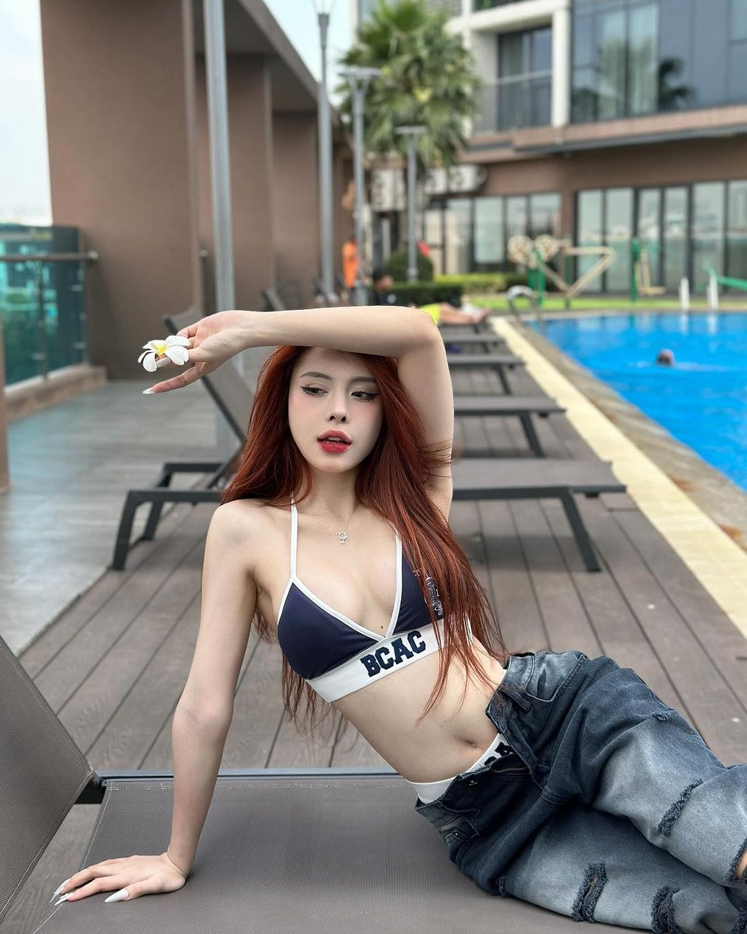 Hot-Tiktoker-7-8-Trieu-Luot-Theo-Doi-Ha-Moi anh-ha-moi-mac-bikini-tao-dang-quyen-ru-o-ho-boi
