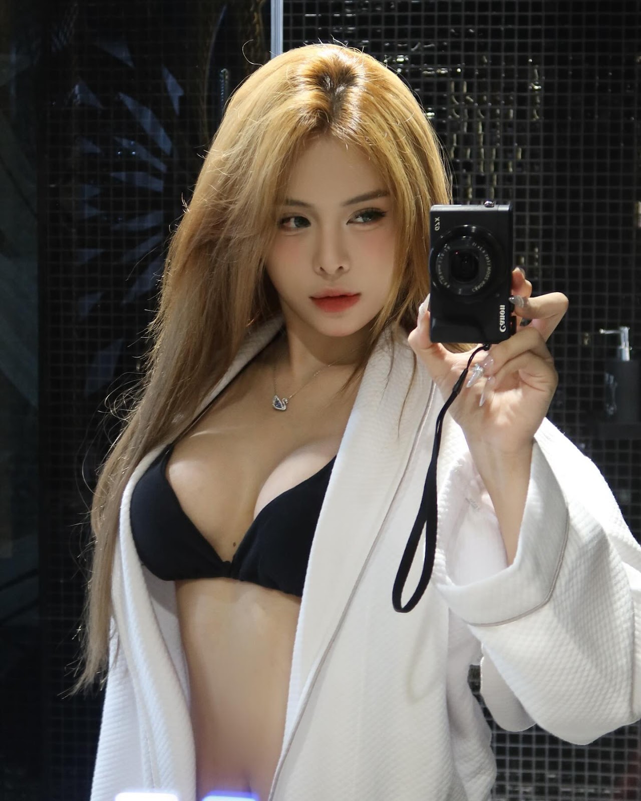 Hot-Tiktoker-7-8-Trieu-Luot-Theo-Doi-Ha-Moi anh-ha-moi-mac-bikini-selfie-khoe-nguc-khung